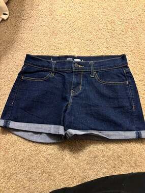 Old Navy Women's Semi-Fitted Cuffed Stretch Denim Shorts Size 2